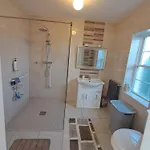 Warm Spacious Three Bed Голуэй