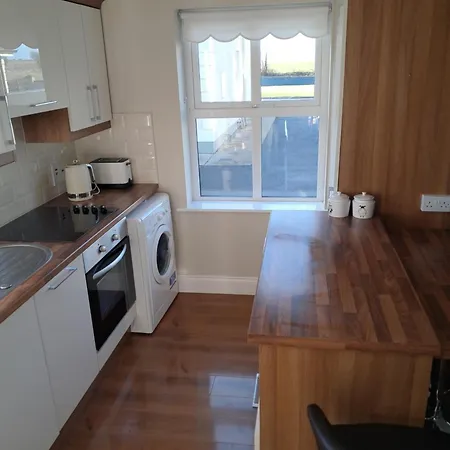 Apartment Warm Spacious Three Bed *