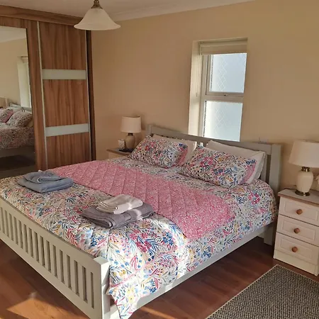 Warm Spacious Three Bed *