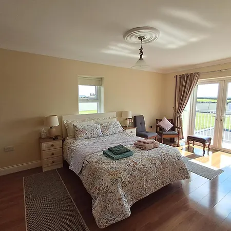 Warm Spacious Three Bed Appartement *