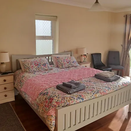 Warm Spacious Three Bed Apartamento