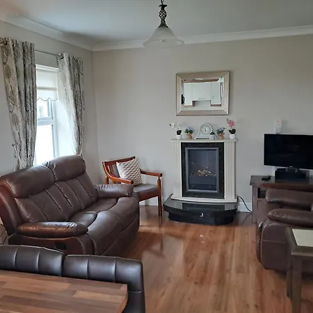 Apartment Warm Spacious Three Bed *